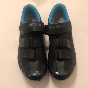 Cycling shoes with clips included